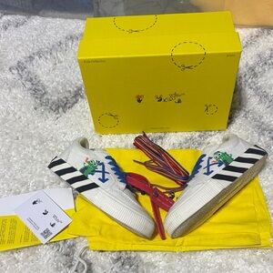 Off white boys vulcanized lace up monster sneakers zip tie size 30 Msrp $295